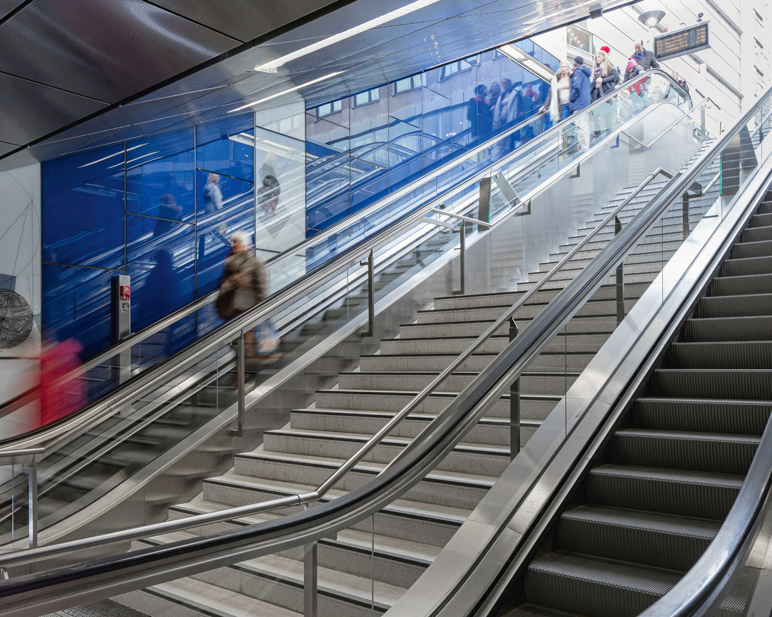 Wehrhahnlinie Duesseldorf, Stationen, Schadowstrasse, Prozess und Baukunst, Ursula Damm, netzwerkarchitekten, Rolltreppe, Photo Joerg Hempel